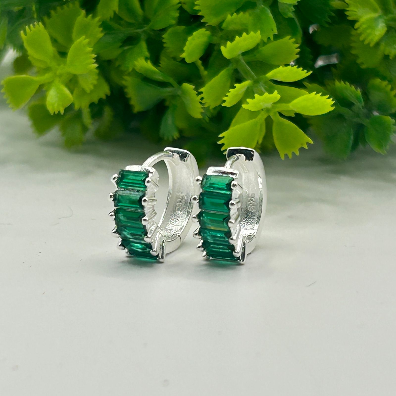 BRINCO ARGOLA COM PEDRA VERDE G