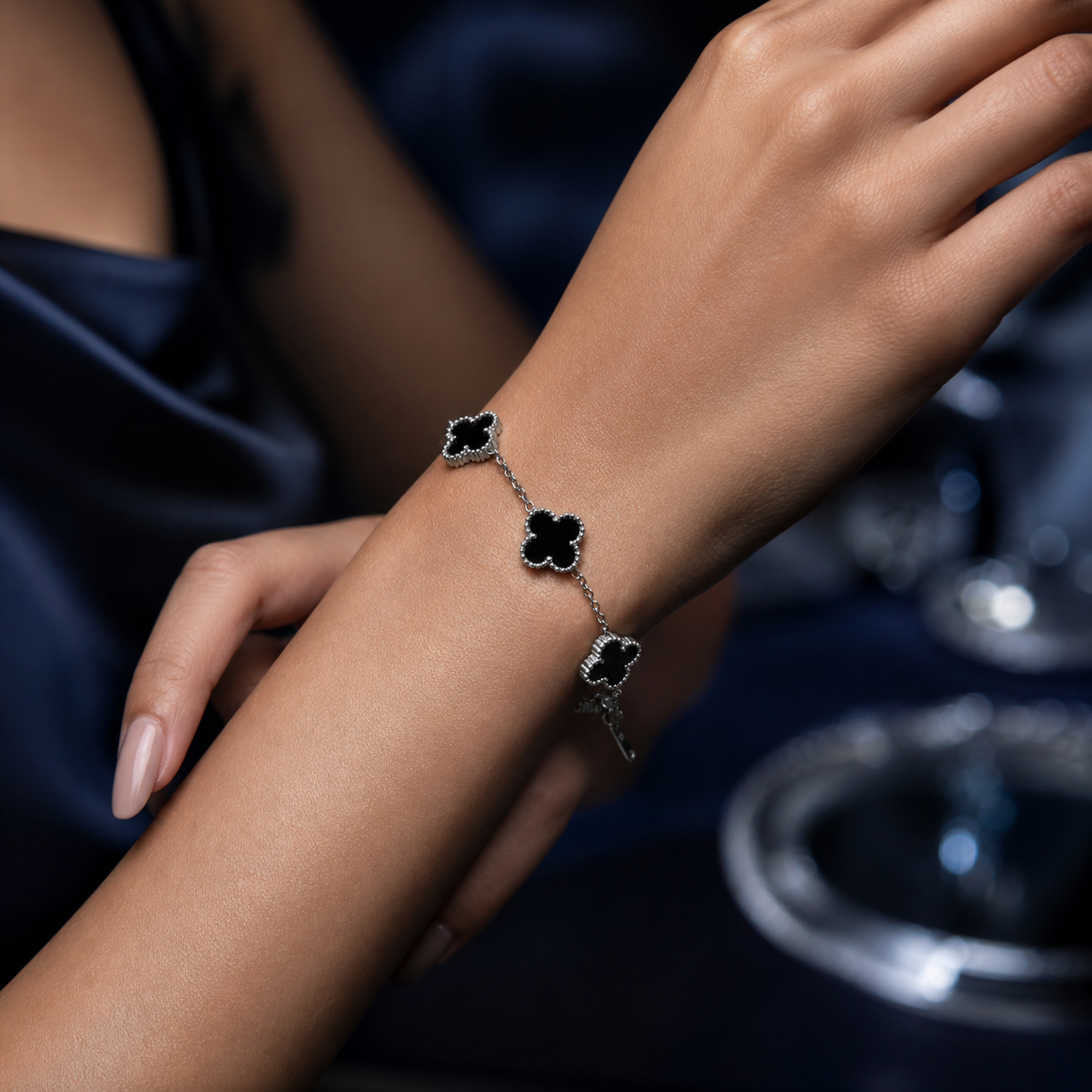 PULSEIRA INOX PRATA TREVOS PRETOS