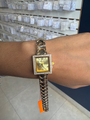RELOGIO CRAVEJADO QUADRADO DOURADO FEM