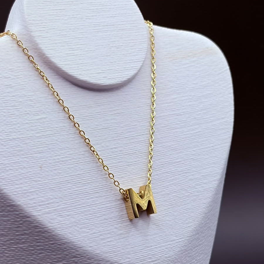 COLAR LETRA INOX DOURADO