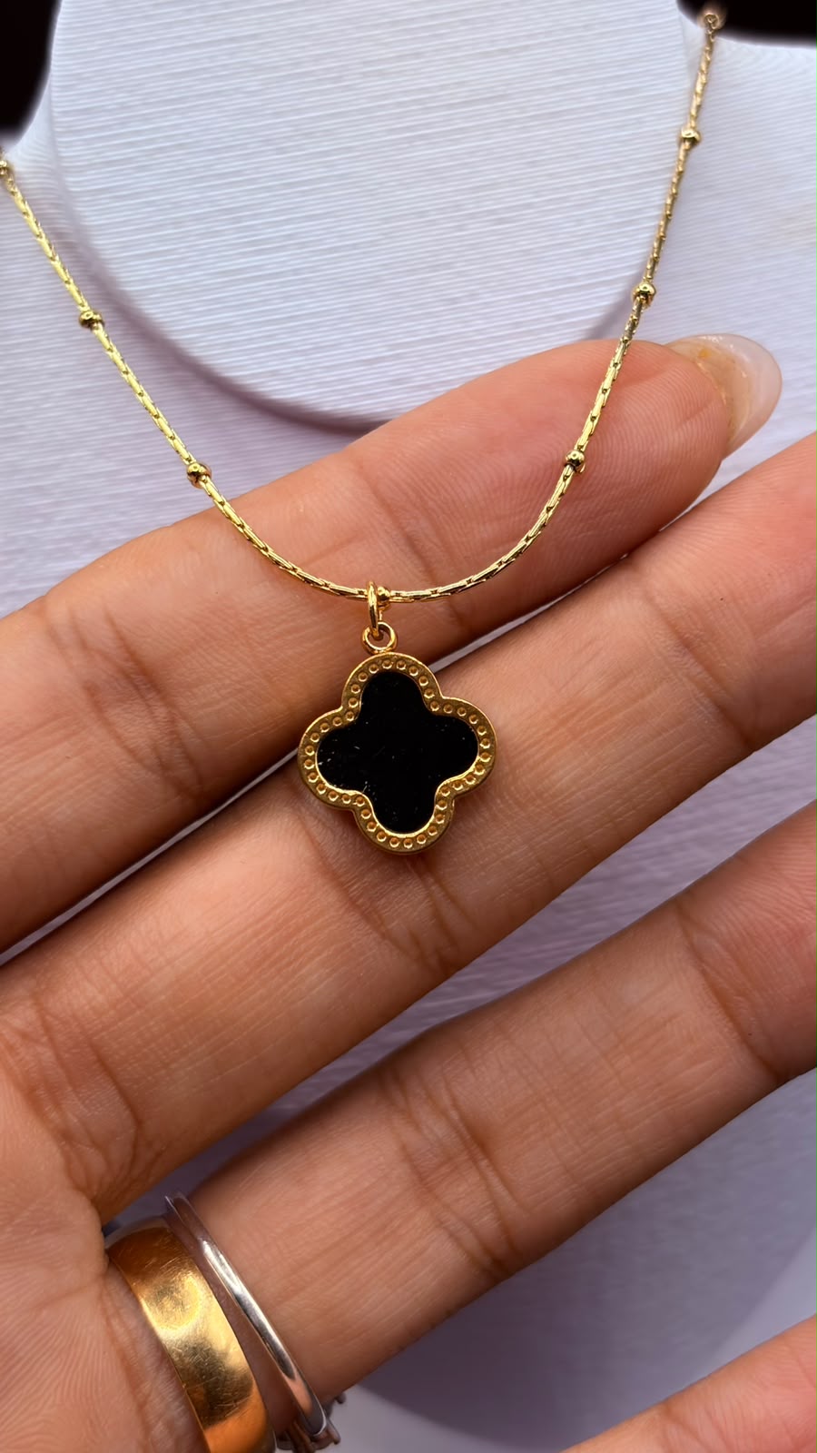 COLAR VANCLEEF PRETO UNICO BOLAS