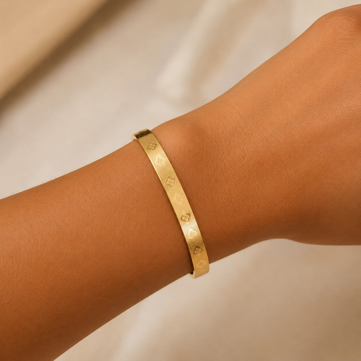 PULSEIRA INOX DOURADA TREVO DELICADO