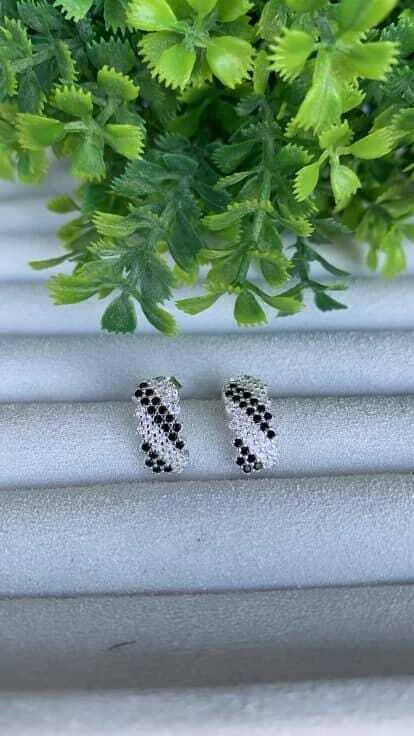 BRINCO ARGOLA DE TARRAXA CRAVEJADO COM PRETO